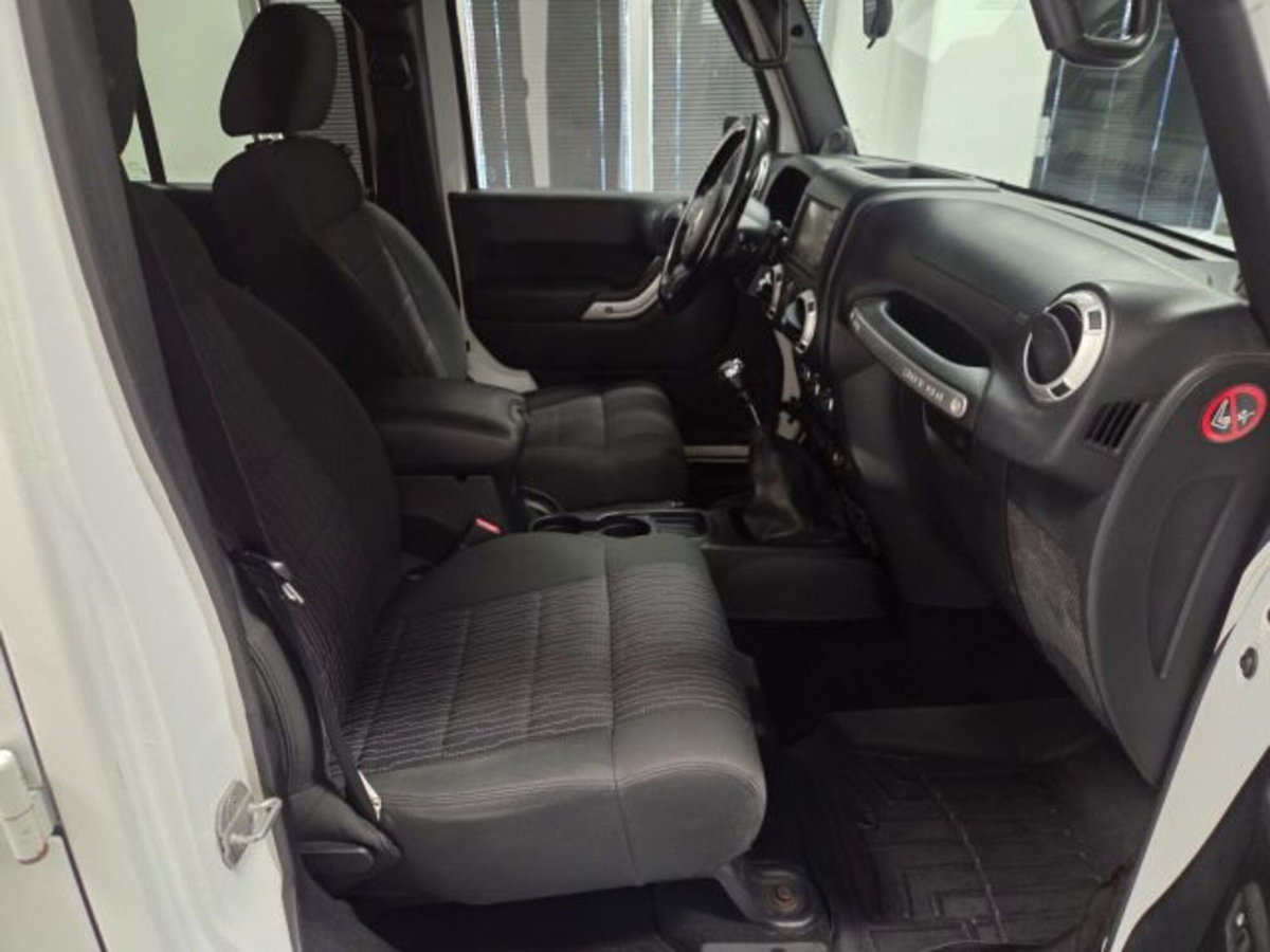 Jeep Wrangler Unlimited 2.8 CRD DPF Rubicon Auto (19)