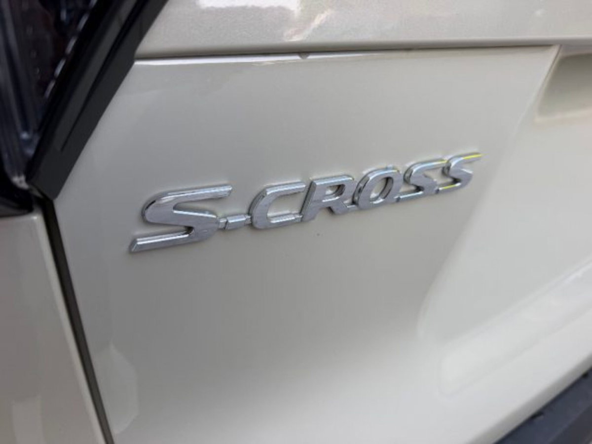Suzuki S-Cross 1.4h Top+ Kuro 2wd 110cv (17)