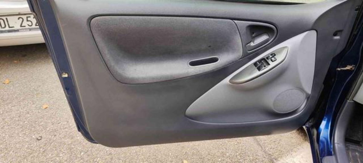 Toyota Yaris 16V cat 3 porte Sol (10)