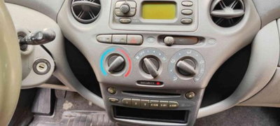Toyota Yaris 16V cat 3 porte Sol (14)