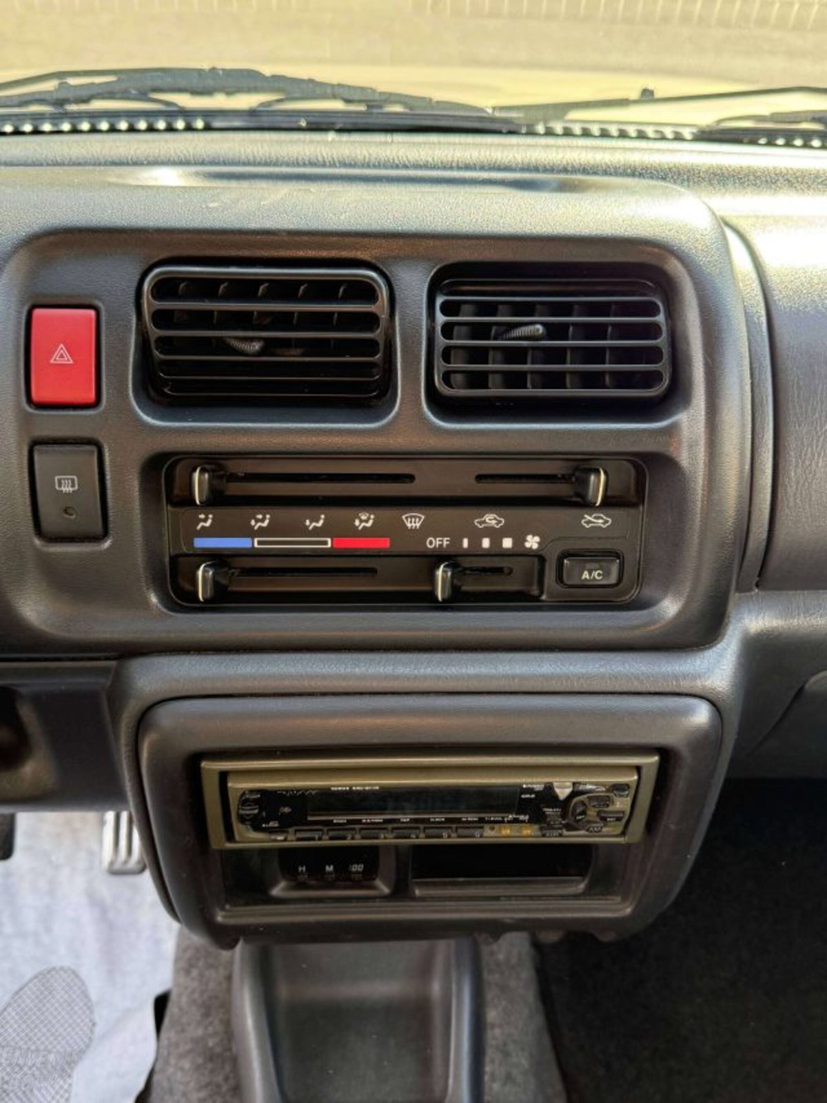 Suzuki Jimny 1.3i 16V cat 4WD JLX (12)