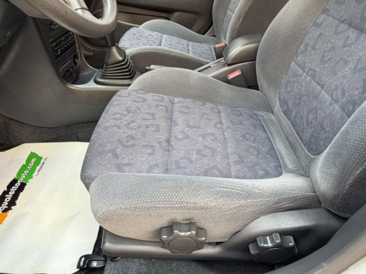 Toyota Corolla 1.4i 16V cat 5 porte Sol (19)