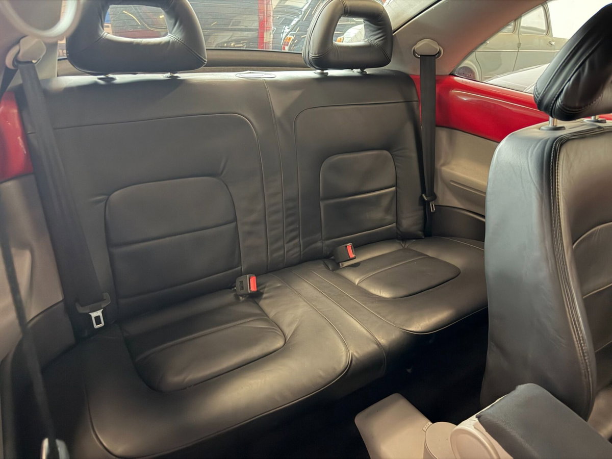 Volkswagen New Beetle 2.0 (9)