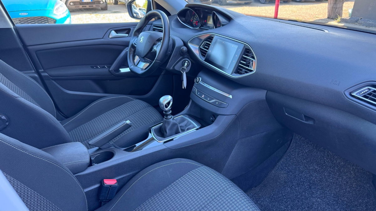Peugeot 308 SW BlueHDi 130 S&S EAT8 Tech Edition (19)