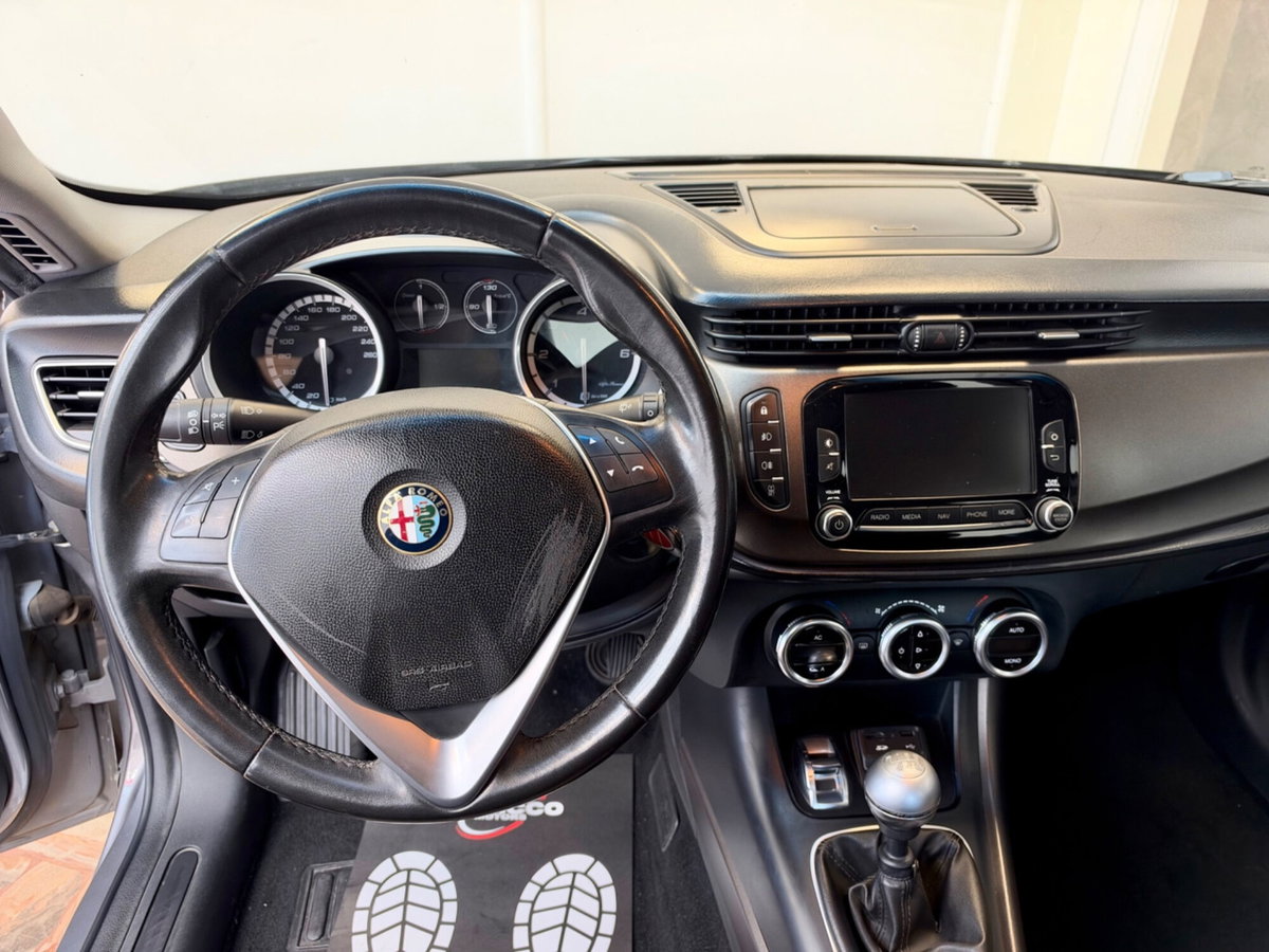 Alfa Romeo Giulietta 1.6 JTDm-2 Distinctive (13)