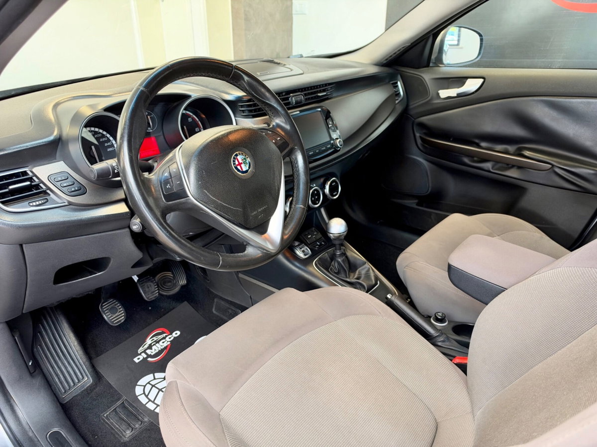 Alfa Romeo Giulietta 1.6 JTDm-2 Distinctive (9)