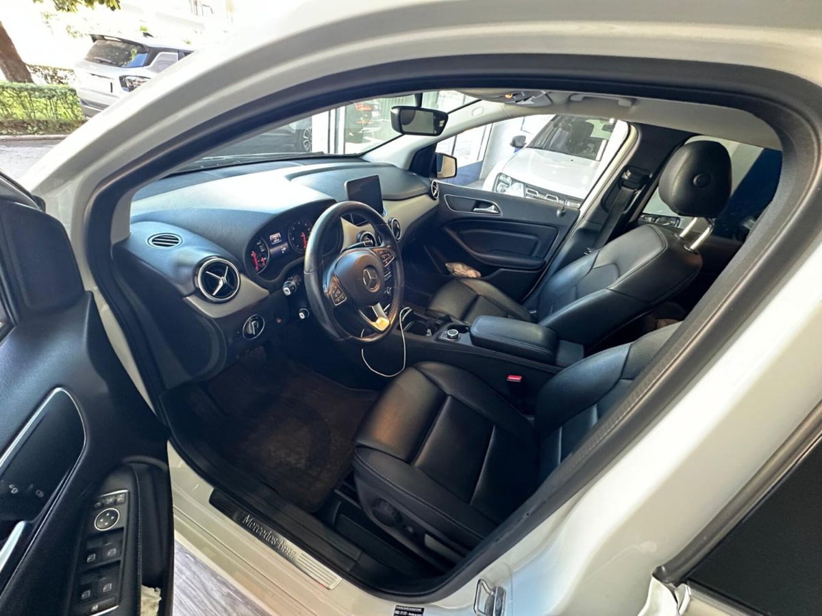 Mercedes-Benz Classe B 200 d Premium (9)