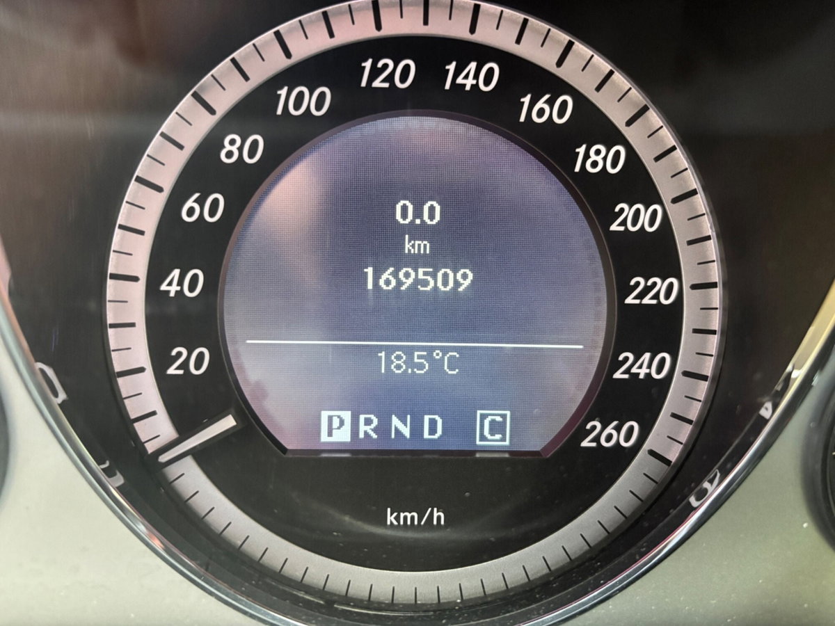 Mercedes-Benz Classe E Cabrio 200 CGI Cabrio BlueEFFICIENCY Avantgarde (12)