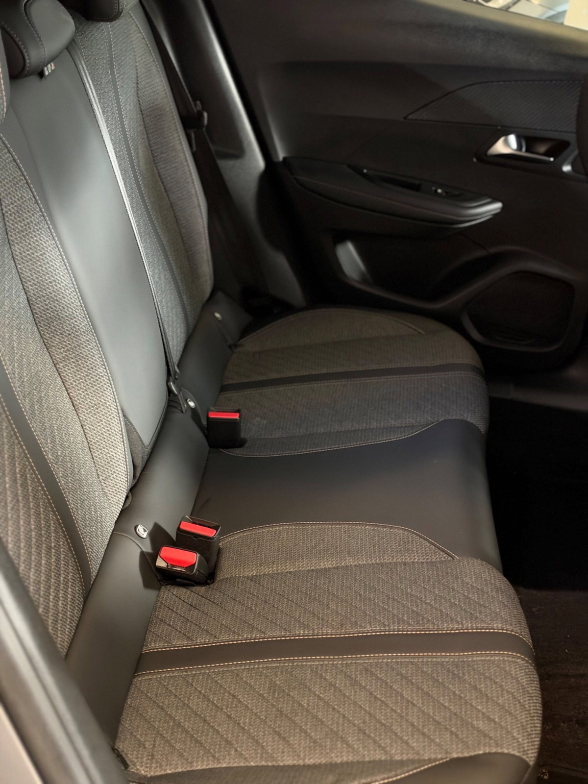 Peugeot 2008 BlueHDi 130 S&S EAT8 Allure Pack (8)