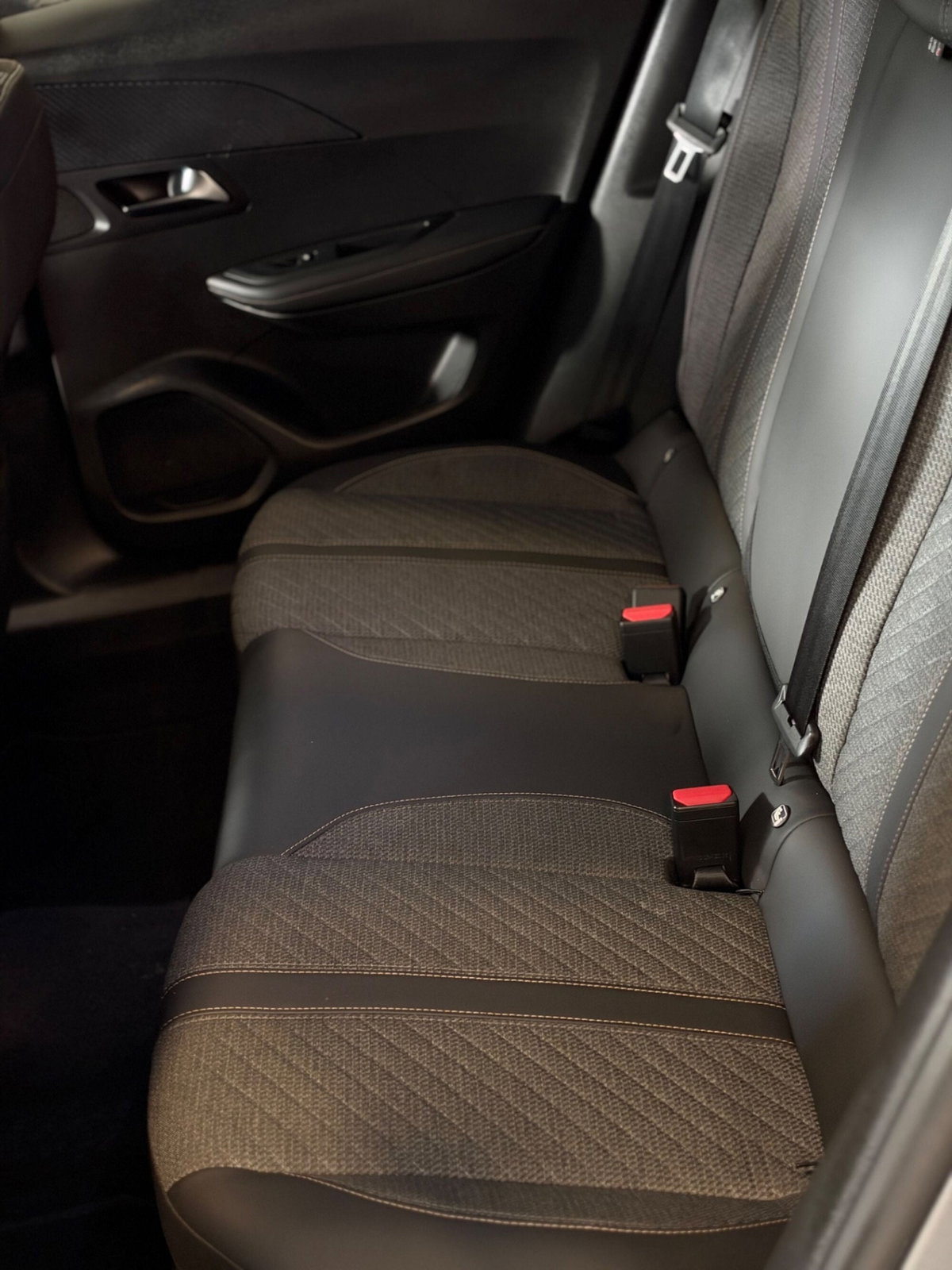 Peugeot 2008 BlueHDi 130 S&S EAT8 Allure Pack (9)
