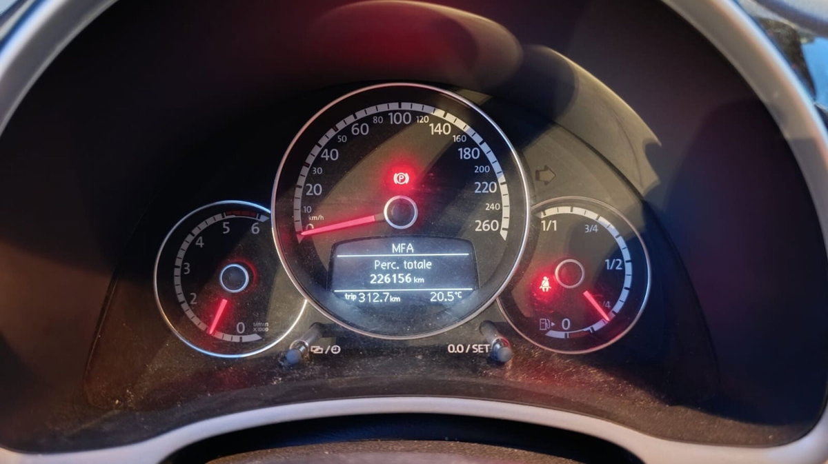 Volkswagen Maggiolino 1.6 TDI Design (5)
