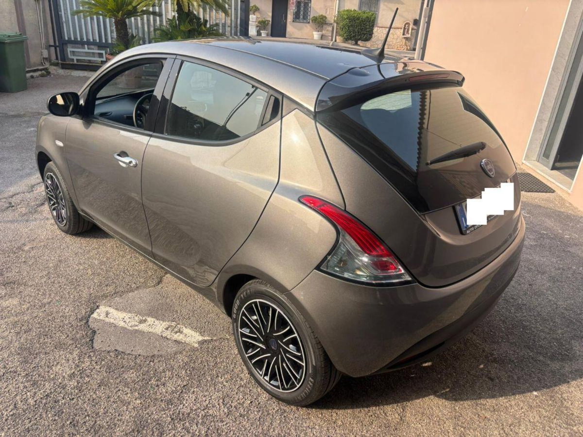 Lancia Ypsilon 1.0 FireFly 5 porte S&S Hybrid Gold Plus (11)