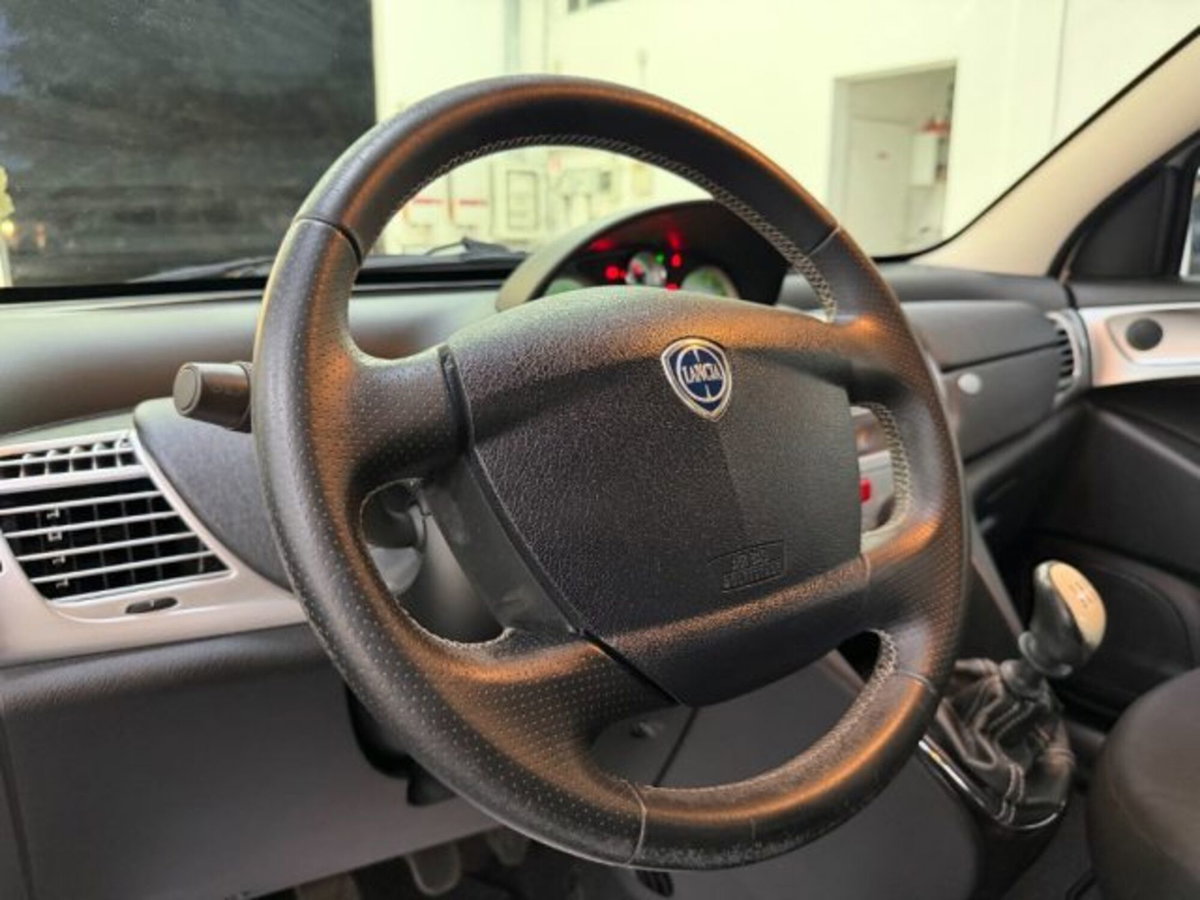 Lancia Ypsilon 1.2 69 CV Argento (12)
