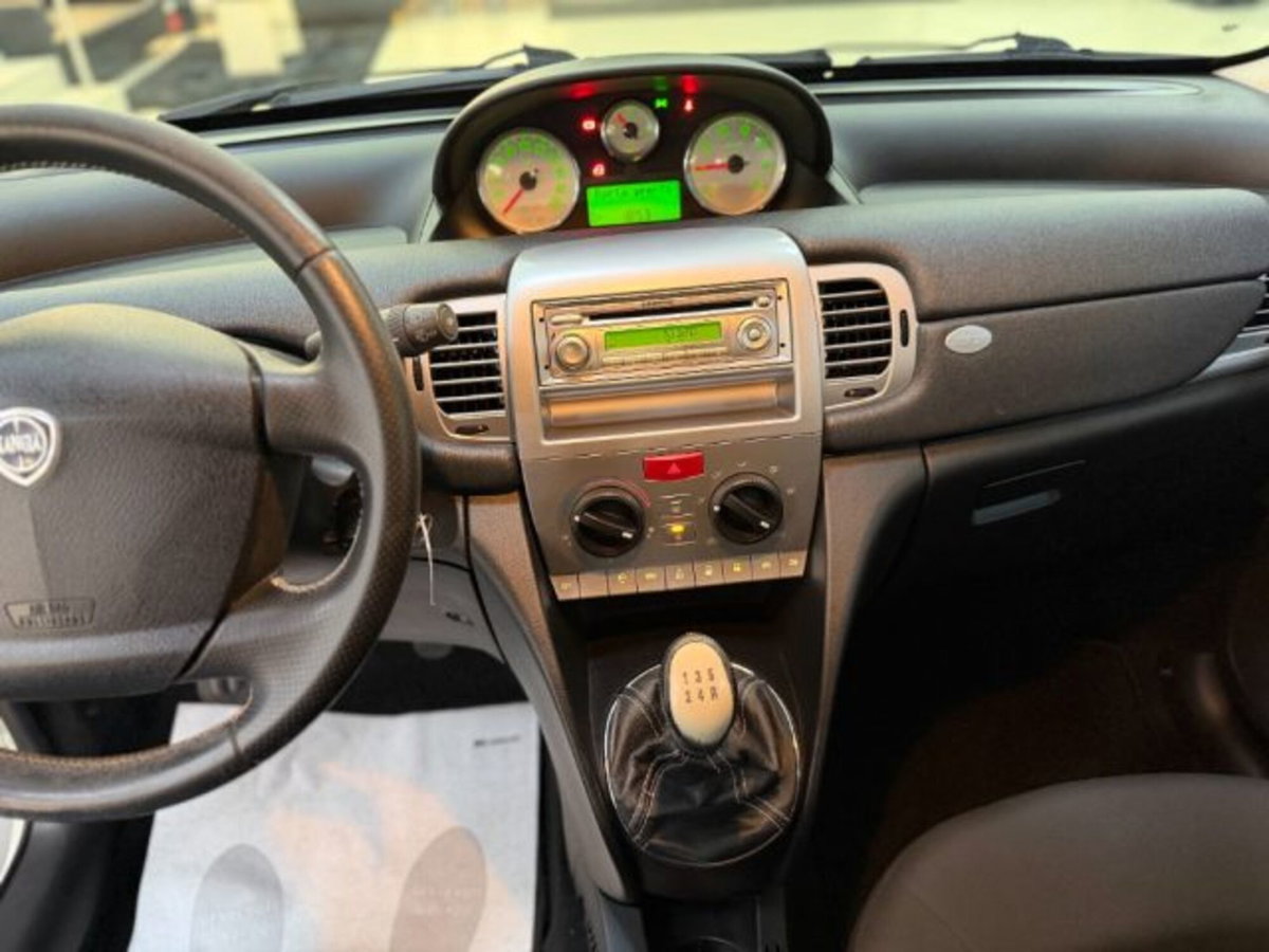 Lancia Ypsilon 1.2 69 CV Argento (13)