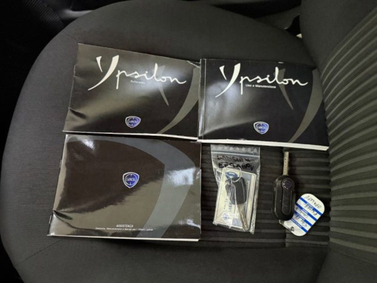 Lancia Ypsilon 1.2 69 CV Argento (19)