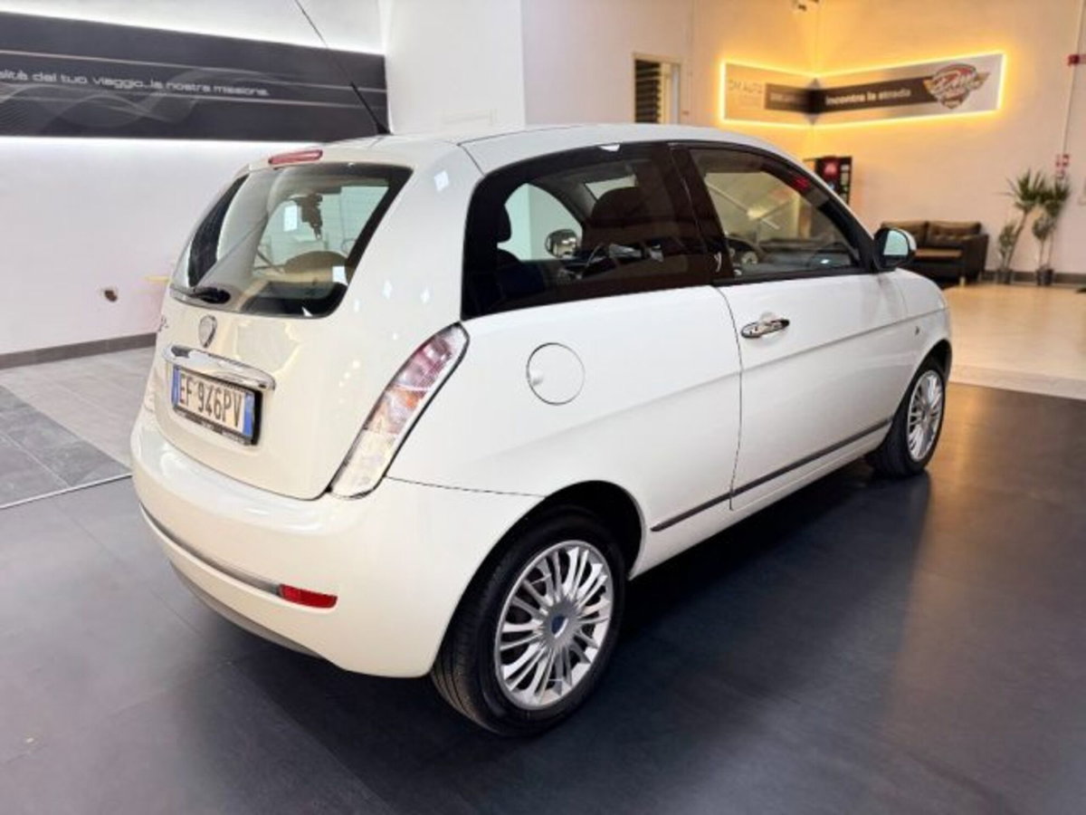 Lancia Ypsilon 1.2 69 CV Argento (5)