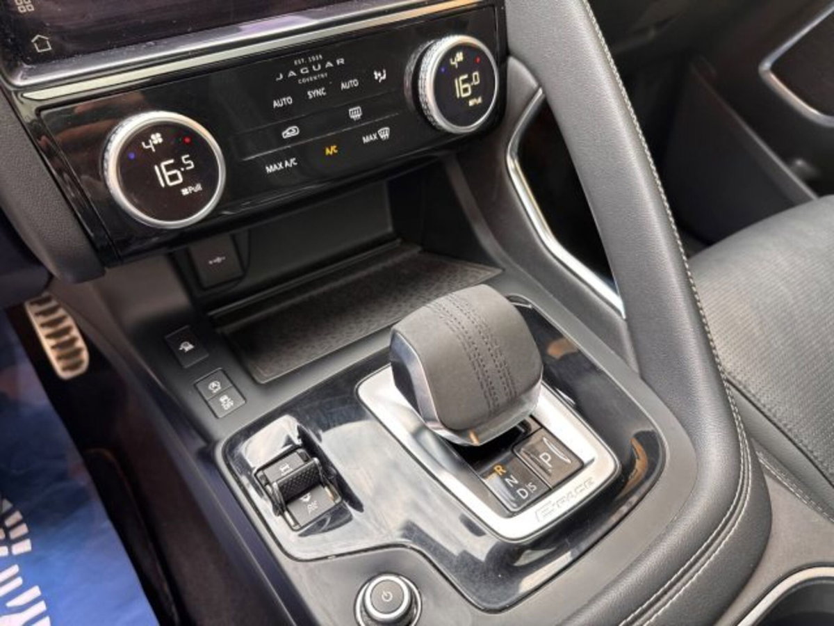 Jaguar E-Pace 2.0D I4 163 CV AWD Auto R-Dynamic Black (10)