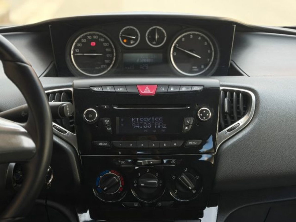 Lancia Ypsilon 1.2 69 CV 5 porte GPL Ecochic Silver (13)