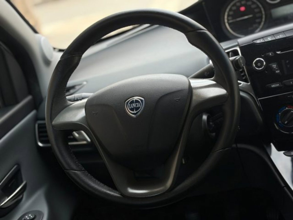 Lancia Ypsilon 1.2 69 CV 5 porte GPL Ecochic Silver (15)