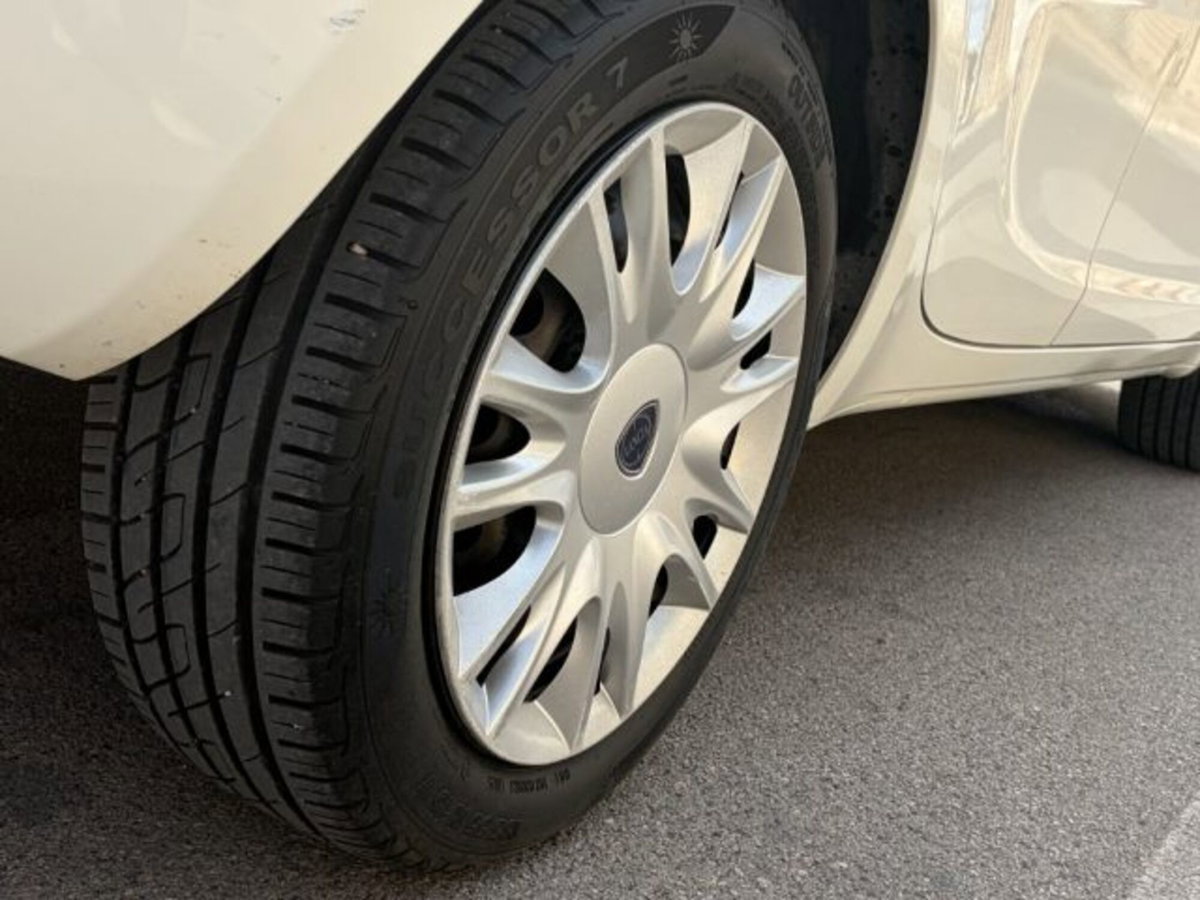 Lancia Ypsilon 1.2 69 CV 5 porte GPL Ecochic Silver (4)