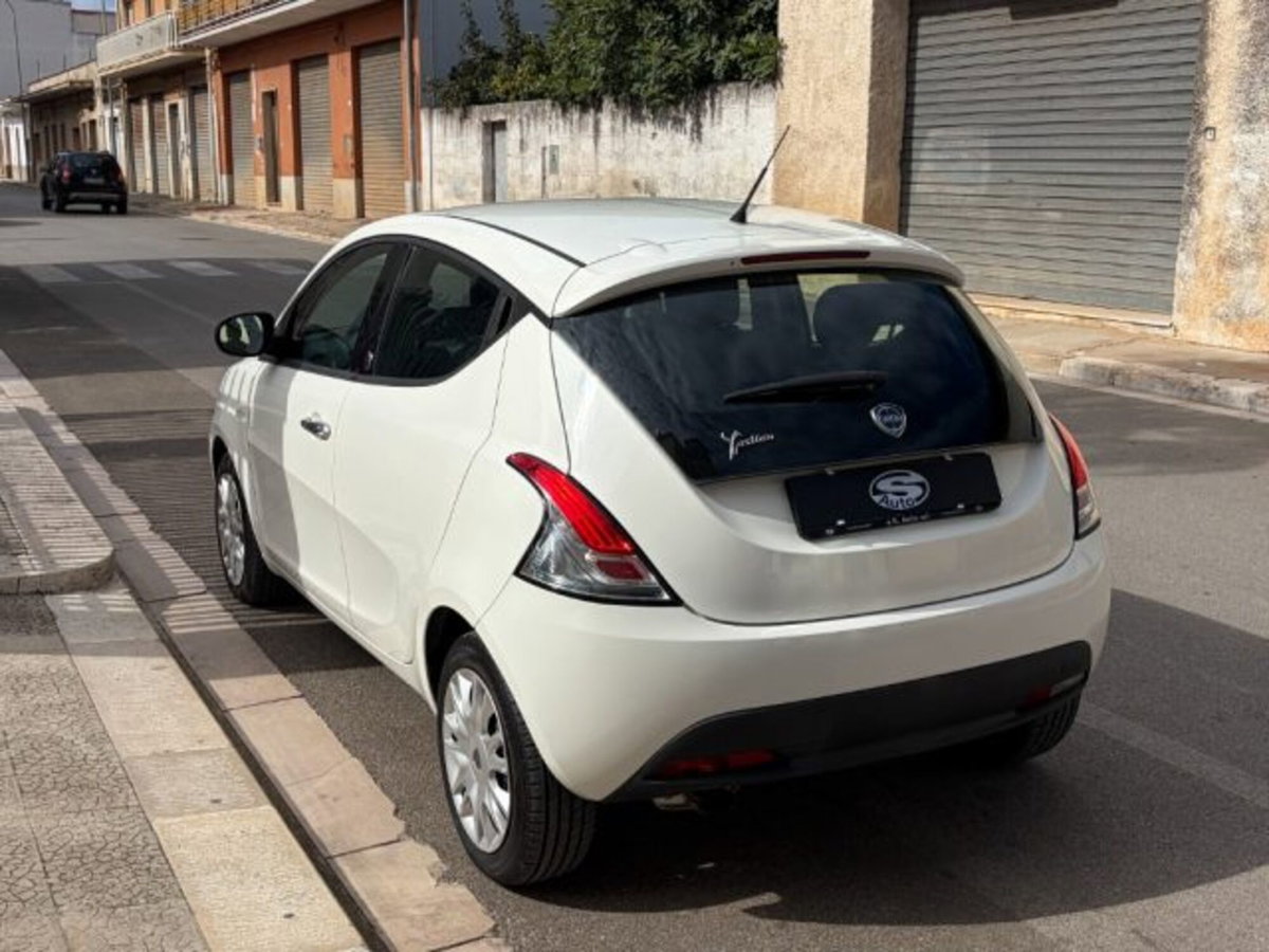 Lancia Ypsilon 1.2 69 CV 5 porte GPL Ecochic Silver (6)