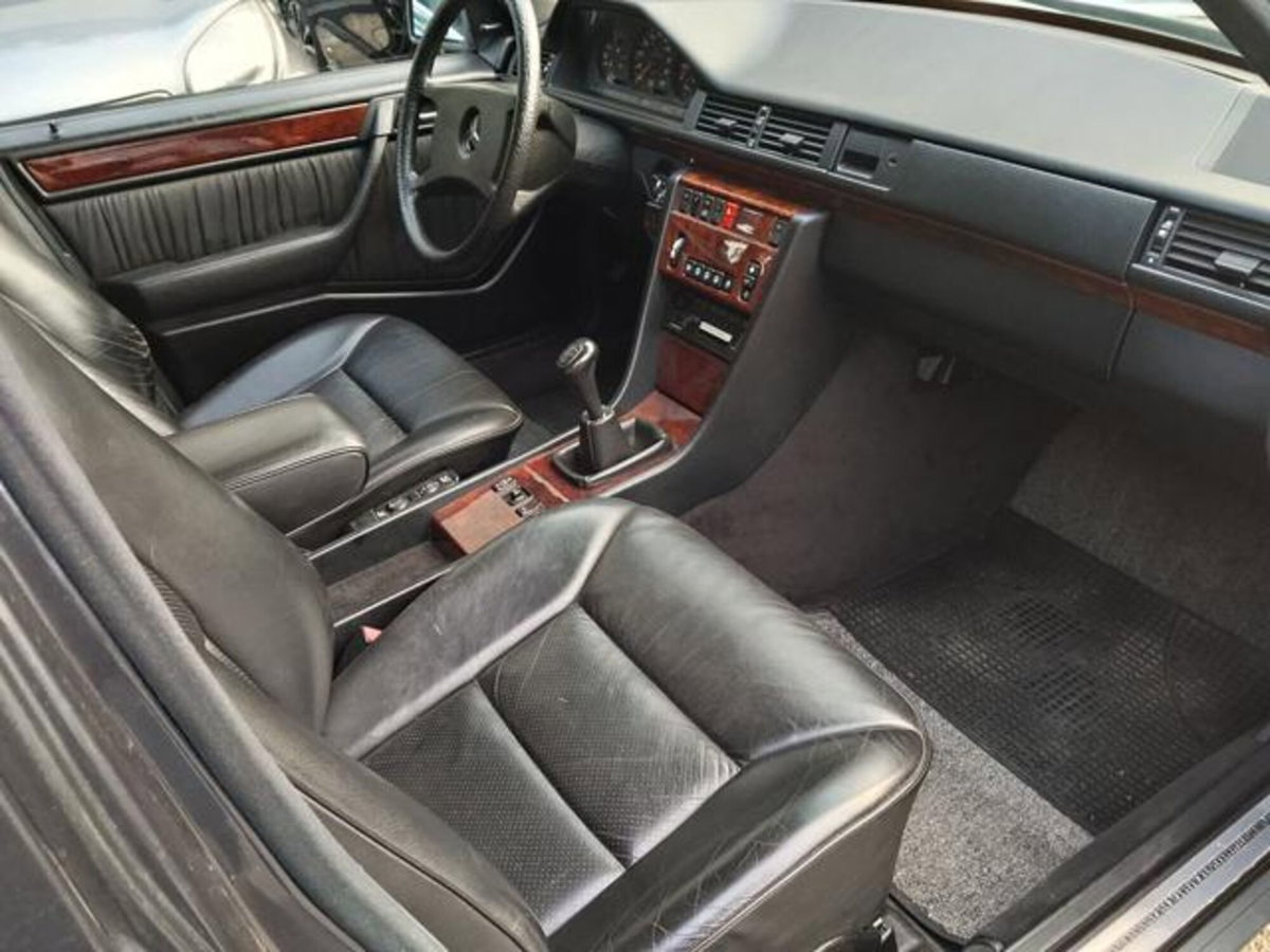 Mercedes-Benz 200 200 E (11)