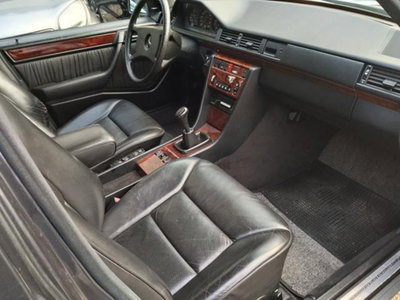 Mercedes-Benz 200 200 E (11)