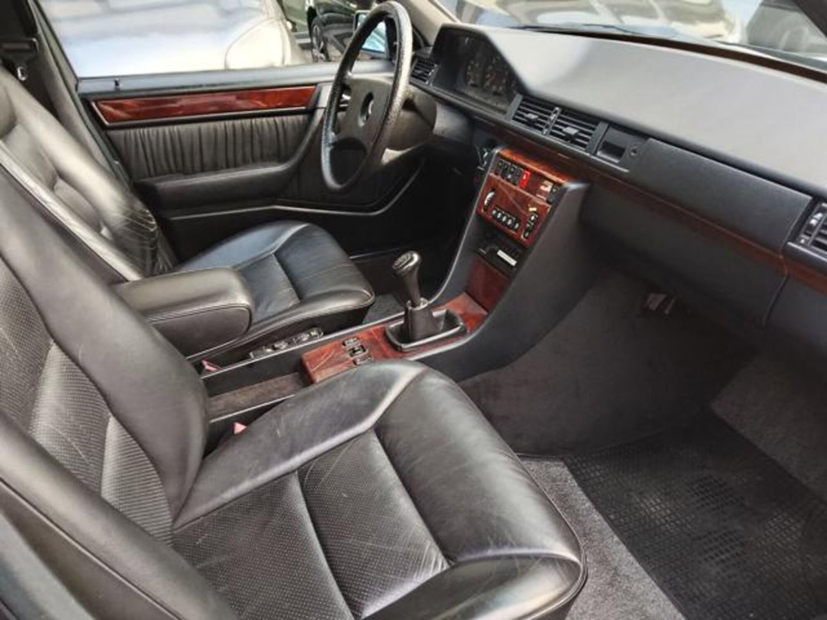 Mercedes-Benz 200 200 E (13)