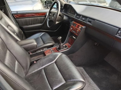 Mercedes-Benz 200 200 E (13)