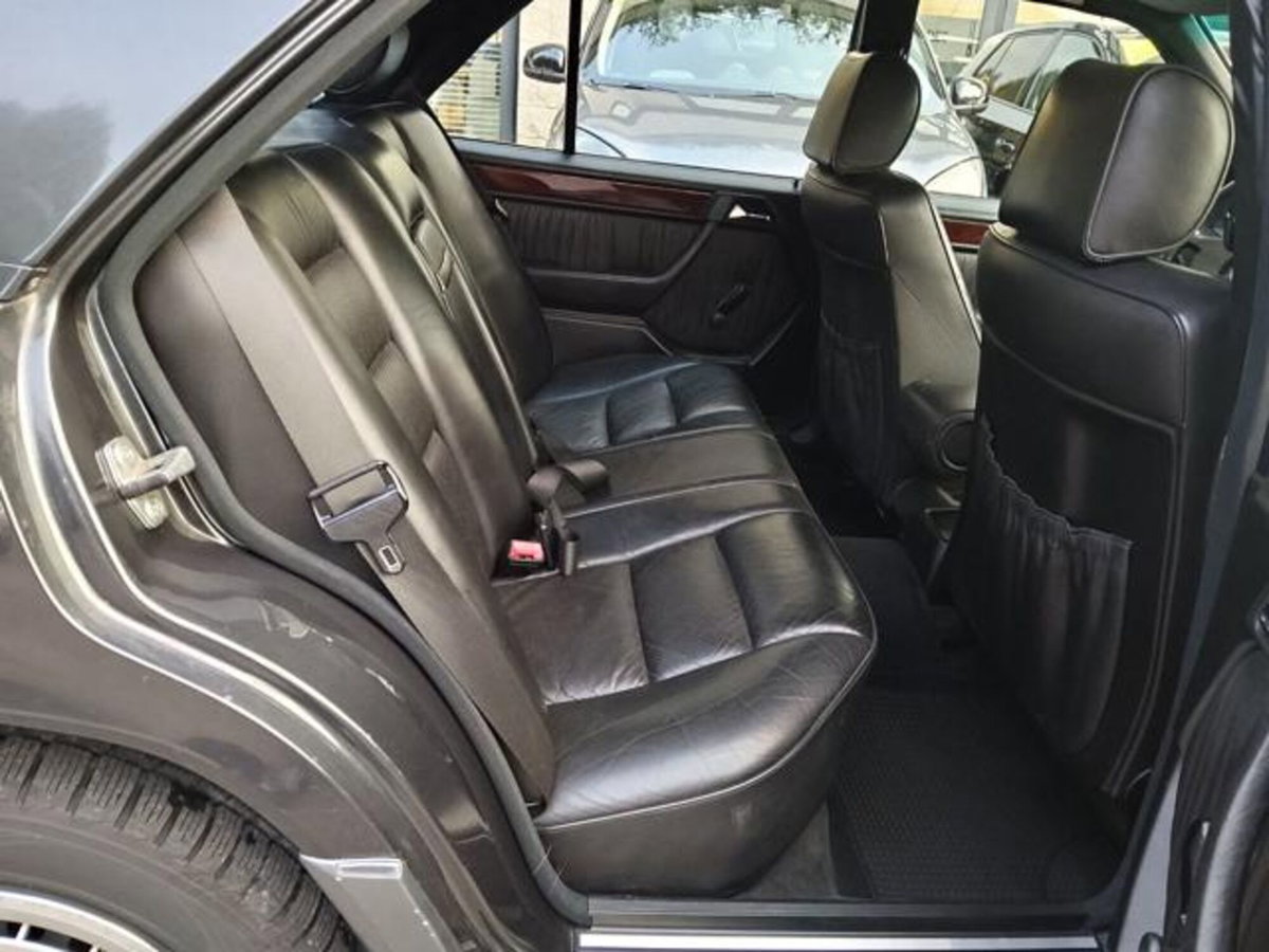 Mercedes-Benz 200 200 E (14)