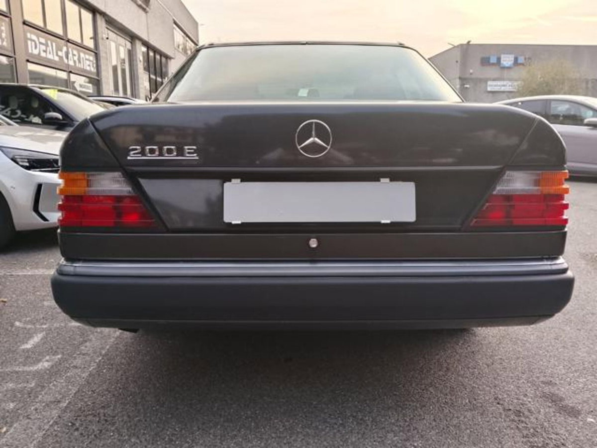 Mercedes-Benz 200 200 E (3)