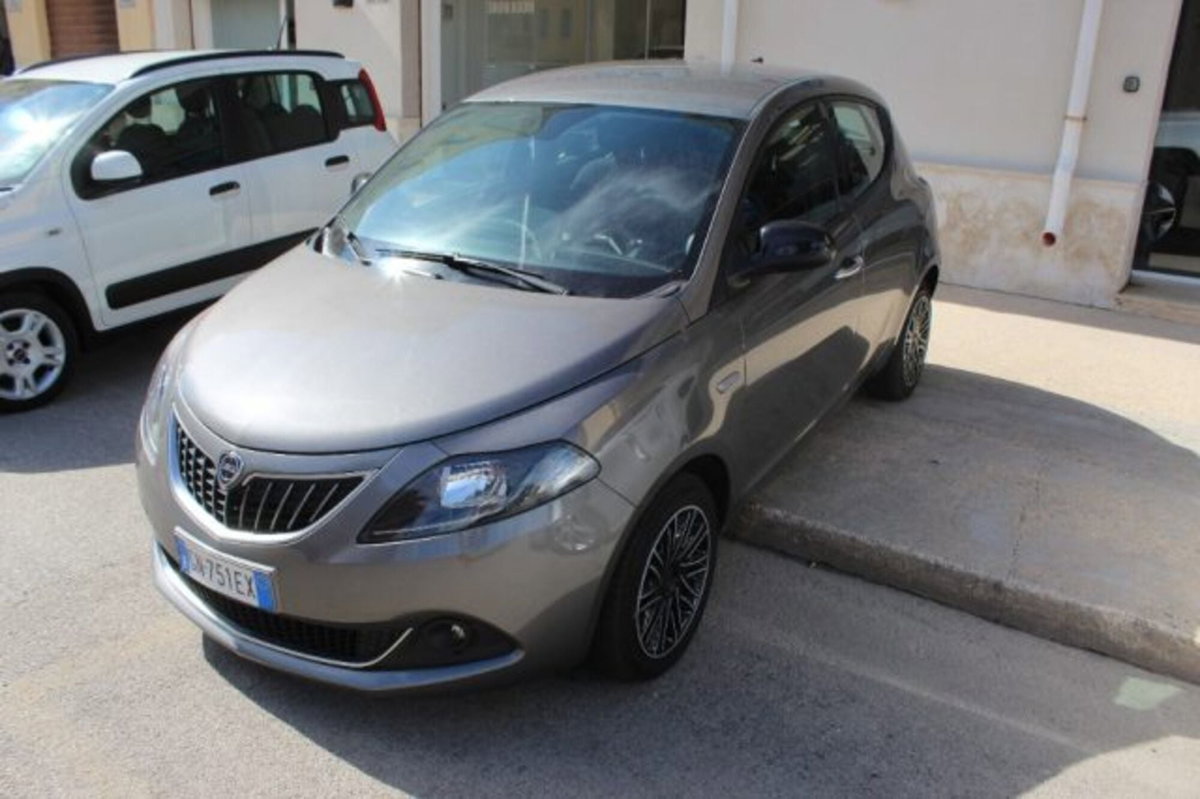 Lancia Ypsilon 1.0 FireFly 5 porte S&S Hybrid Gold Plus (2)