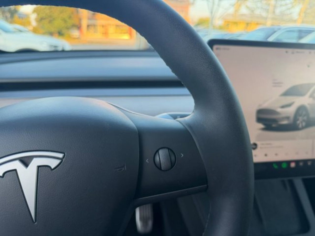 Tesla Model Y Long Range awd (6)