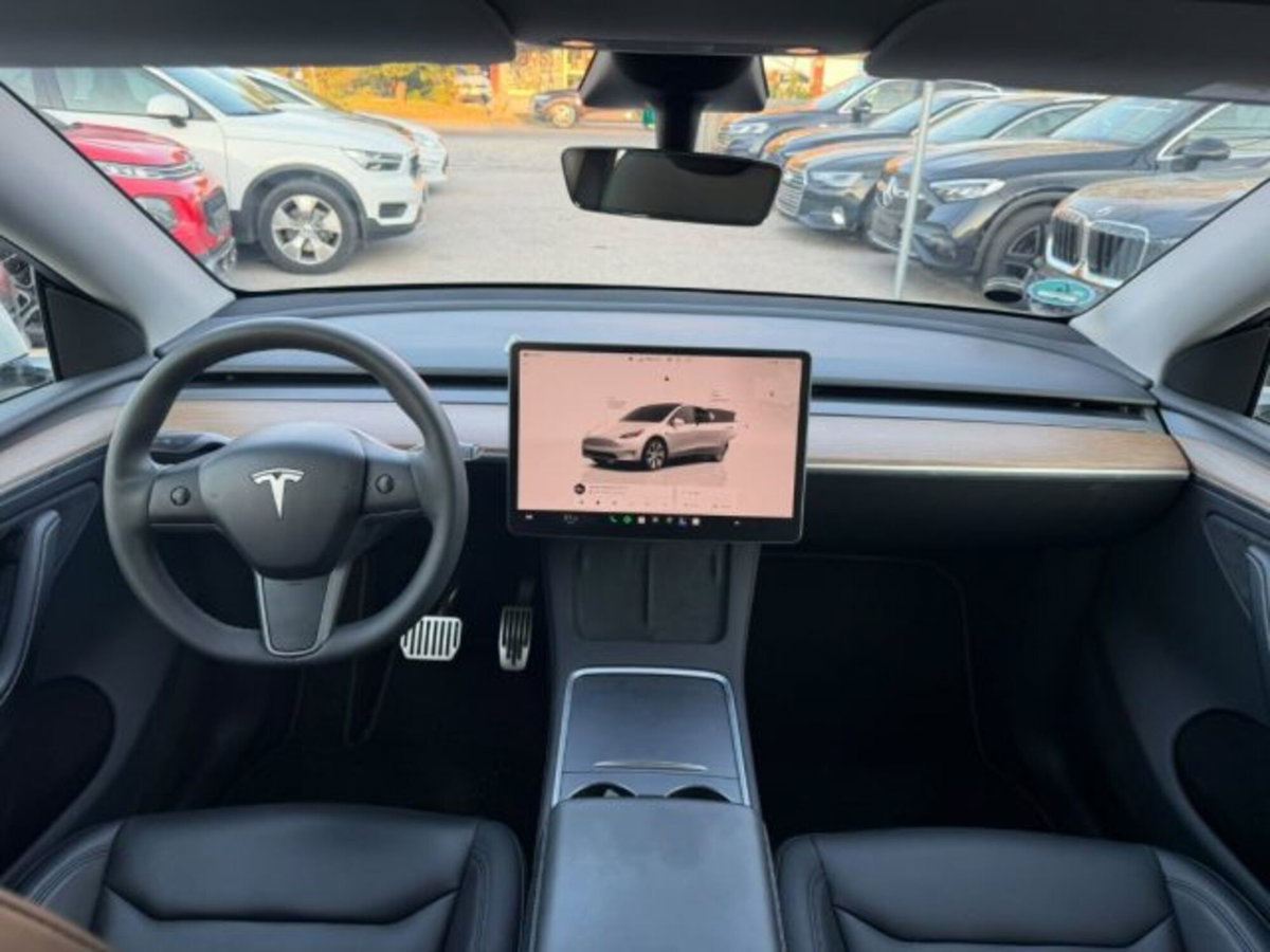 Tesla Model Y Long Range awd (9)
