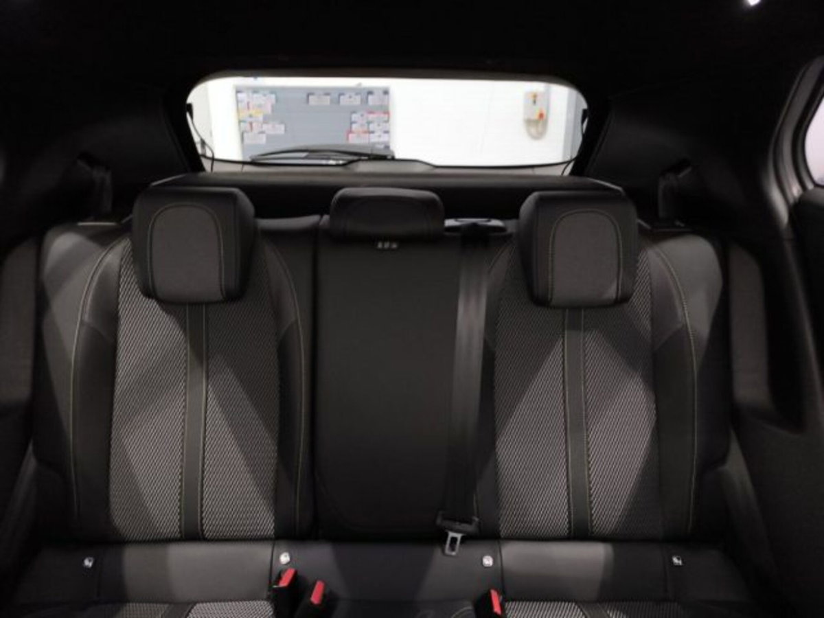 Peugeot 2008 BlueHDi 130 S&S EAT8 GT (19)