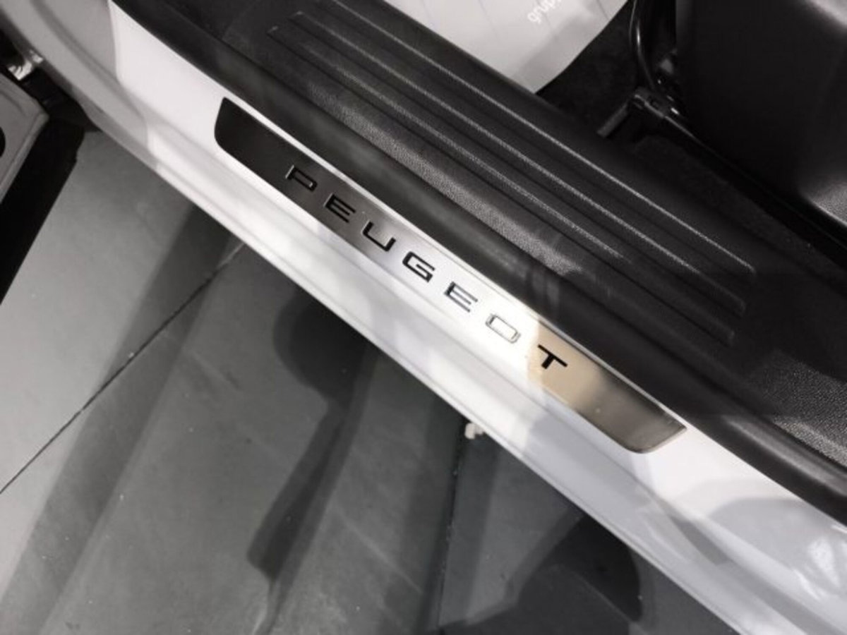 Peugeot 2008 BlueHDi 130 S&S EAT8 GT (9)