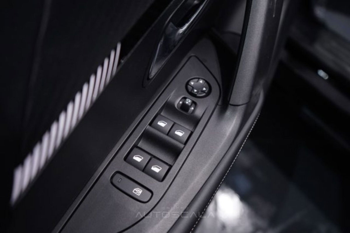 Peugeot 2008 1.2 puretech Allure s&s 100cv (10)