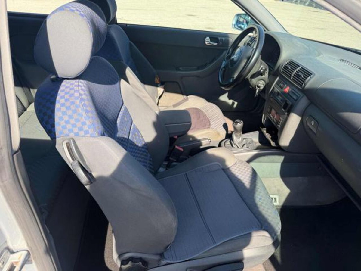 Audi A3 1.8 turbo 20V cat 3p. Attraction (18)