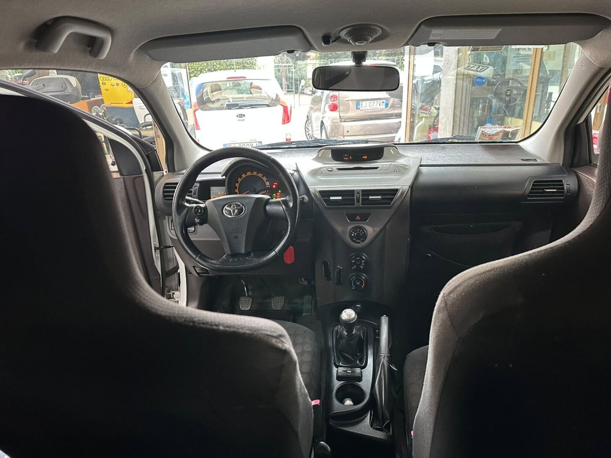 Toyota iQ 1.0 Sol (10)