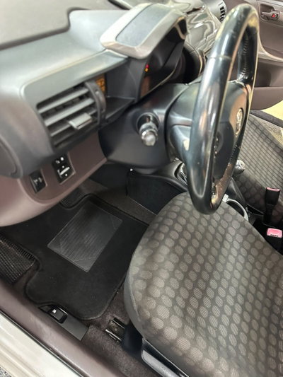 Toyota iQ 1.0 Sol (12)