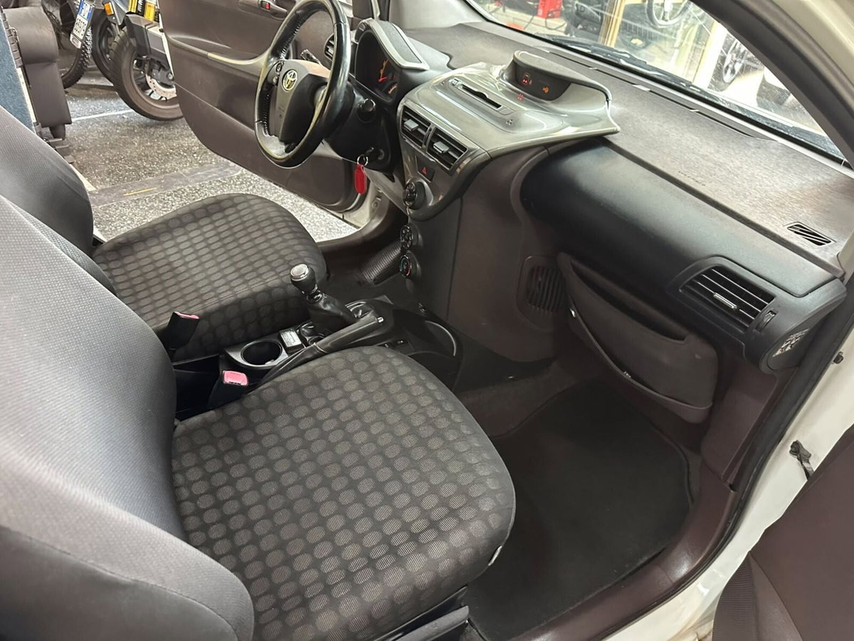 Toyota iQ 1.0 Sol (13)