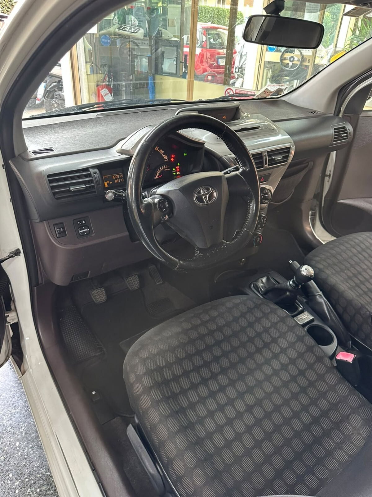 Toyota iQ 1.0 Sol (9)