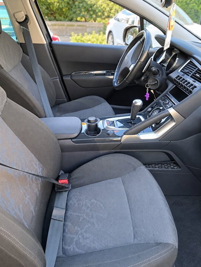 Peugeot 3008 1.6 HDi 110CV cambio robotizzato Premium (9)
