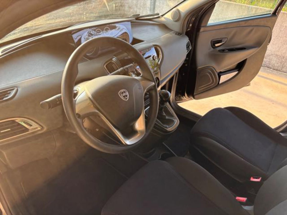 Lancia Ypsilon 1.2 69 CV 5 porte Gold (13)