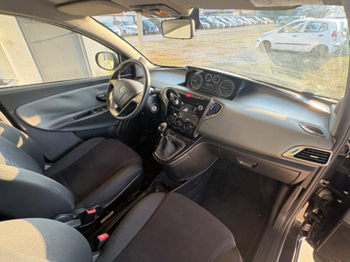 Lancia Ypsilon 1.2 69 CV 5 porte Gold (8)
