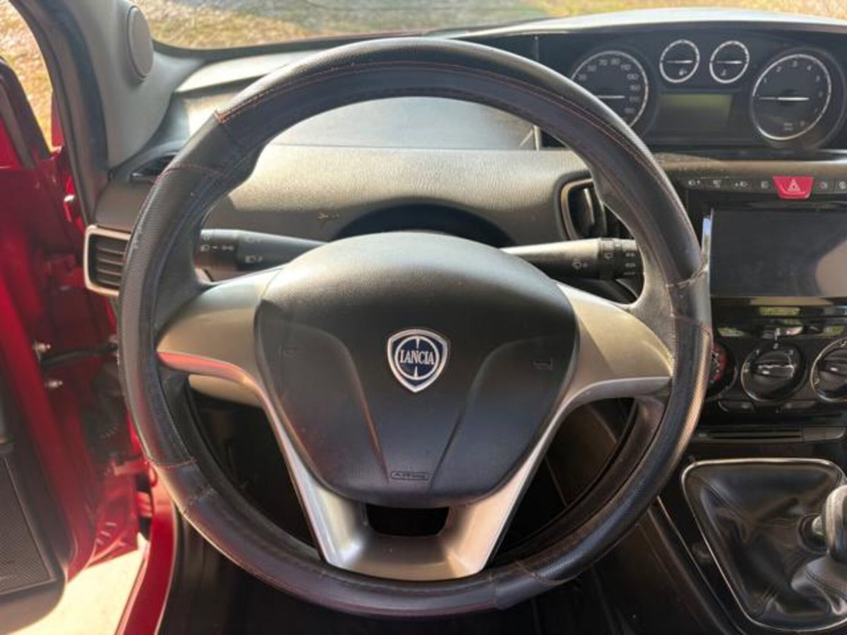 Lancia Ypsilon 0.9 TwinAir 85 CV 5 porte S&S DFN Gold (13)