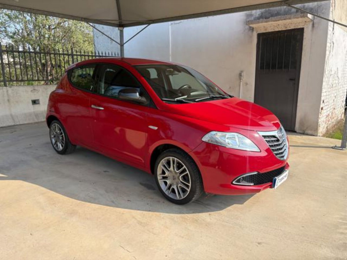 Lancia Ypsilon 0.9 TwinAir 85 CV 5 porte S&S DFN Gold (3)