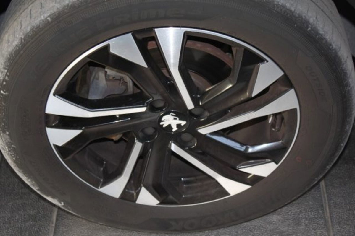 Peugeot 2008 PureTech 130 S&S EAT8 Allure Pack (4)