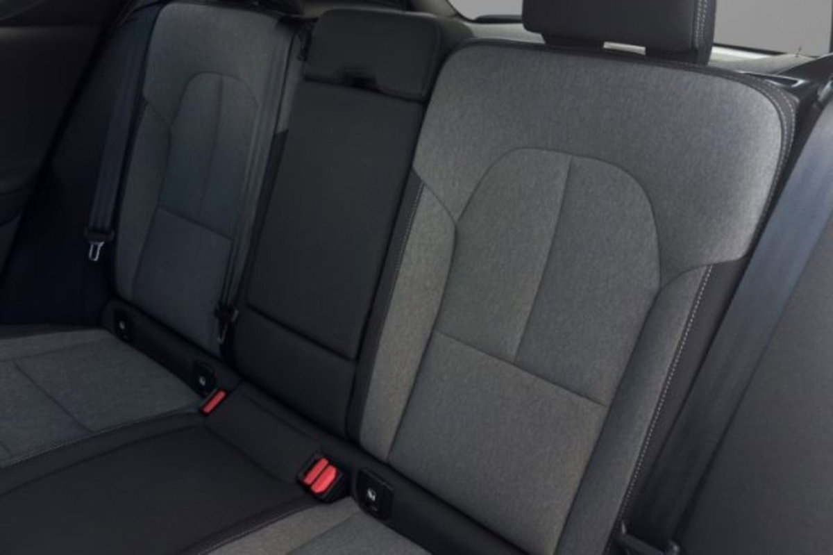 Volvo XC40 2.0 b3 Plus Black Edition auto (8)