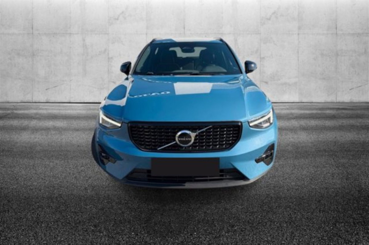 Volvo XC40 B3 automatico Plus Dark (2)